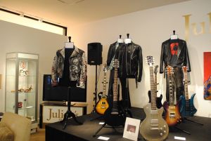 Τα ινδάλματα της μουσικής σκηνής σε μία θεαματική δημοπρασία