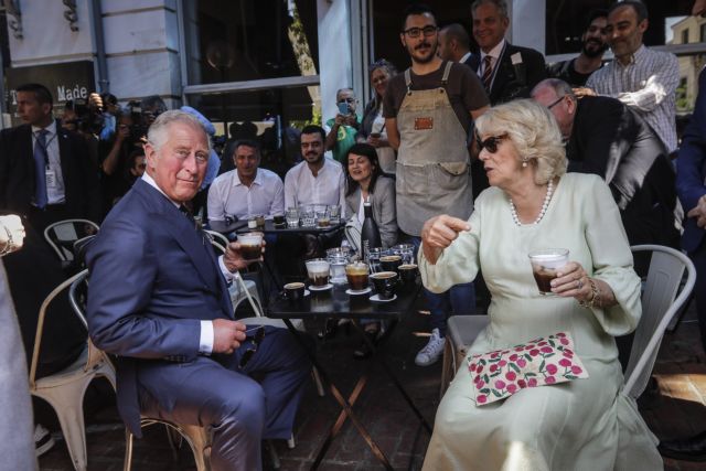 Γιατί ο Κάρολος, και όχι μόνο, πίνει φρέντο χωρίς καλαμάκι