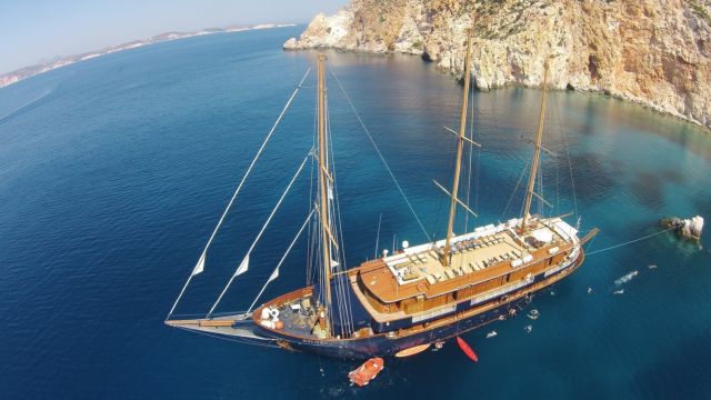 Κατέβασε πανιά στη Φολέγανδρο