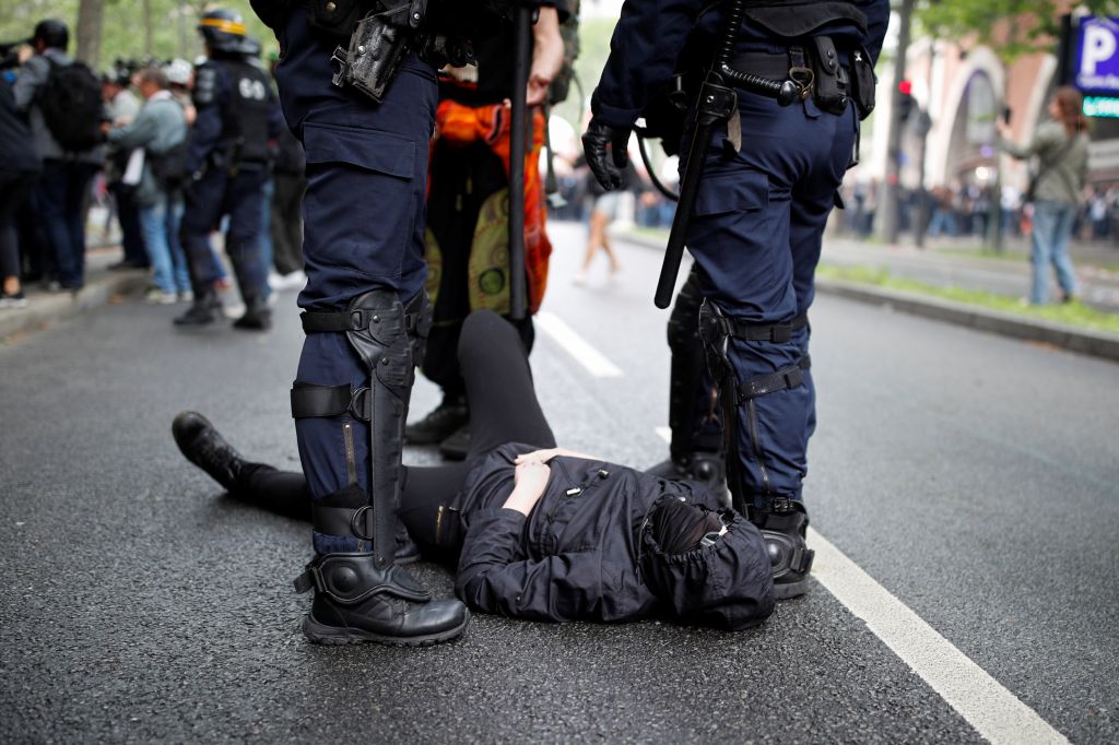 Συμπλοκές στο Παρίσι μεταξύ κουκουλοφόρων και αστυνομικών