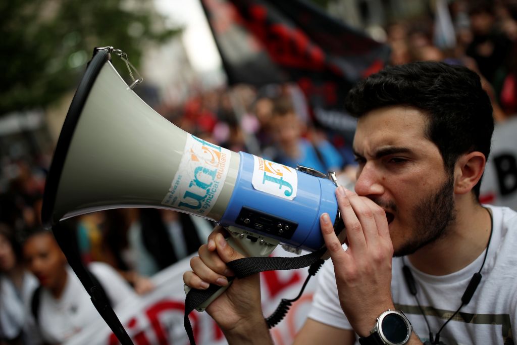 Γαλλία: Καταψήφισαν τις μεταρρυθμίσεις Μακρόν οι σιδηροδρομικοί