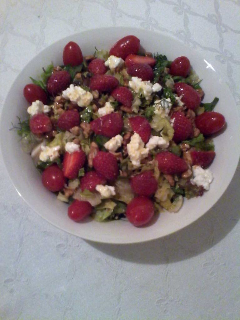 Δροσερή σαλάτα με λαχανικά και φράουλες