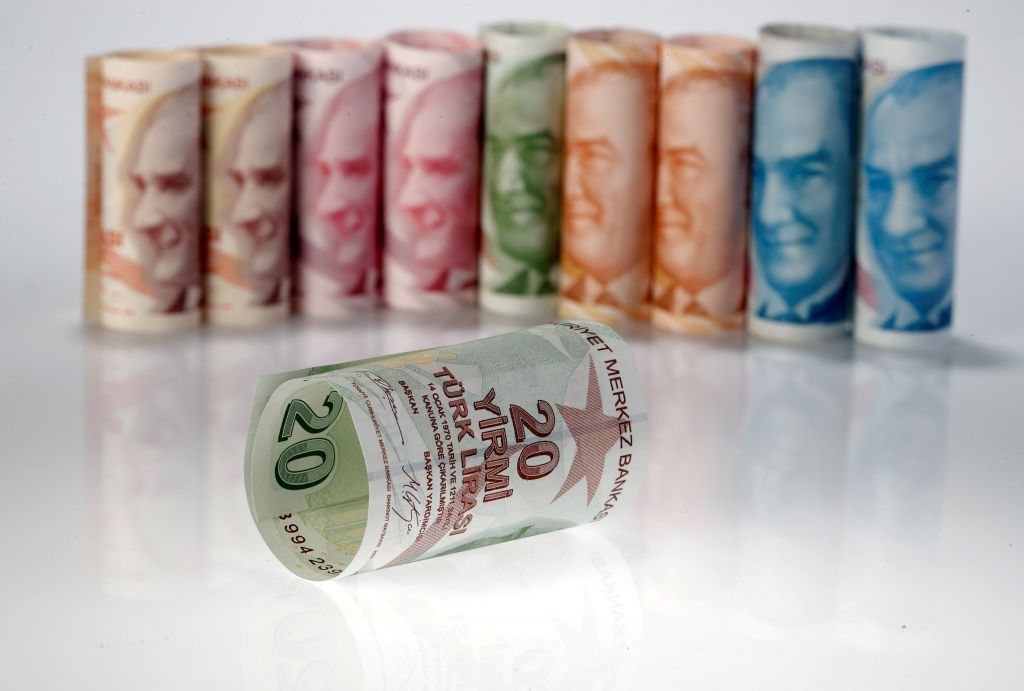 Καταρρέει η τουρκική λίρα – Πανικόβλητοι οι καταστηματάρχες στην Κωνσταντινούπολη