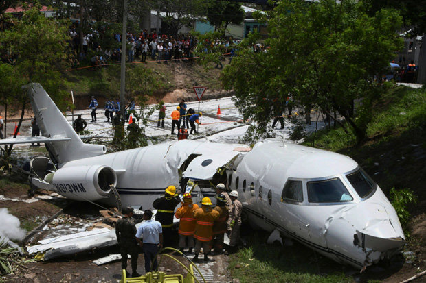 Συνετρίβη αεροπλάνο, κόπηκε στα δύο αλλά… σώθηκαν οι επιβάτες (βίντεο – φωτό)
