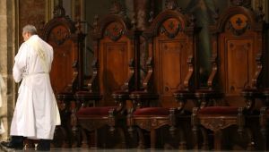 Σε διαθεσιμότητα 14 καθολικοί ιερείς λόγω «ακατάλληλης συμπεριφοράς»