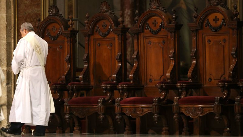 Σε διαθεσιμότητα 14 καθολικοί ιερείς λόγω «ακατάλληλης συμπεριφοράς»