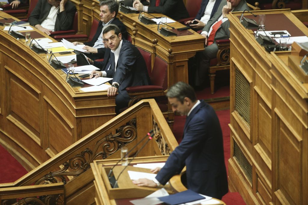 «Πόλεμος» Τσίπρα – Μητσοτάκη για τη βία σε προεκλογικό φόντο