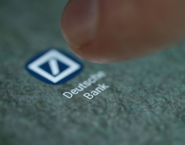 Για 10.000 απολύσεις ετοιμάζεται η Deutsche Bank