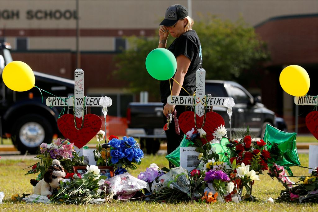 Συνάντηση των επιζώντων από το σχολείο του Τέξας με τον κυβερνήτη