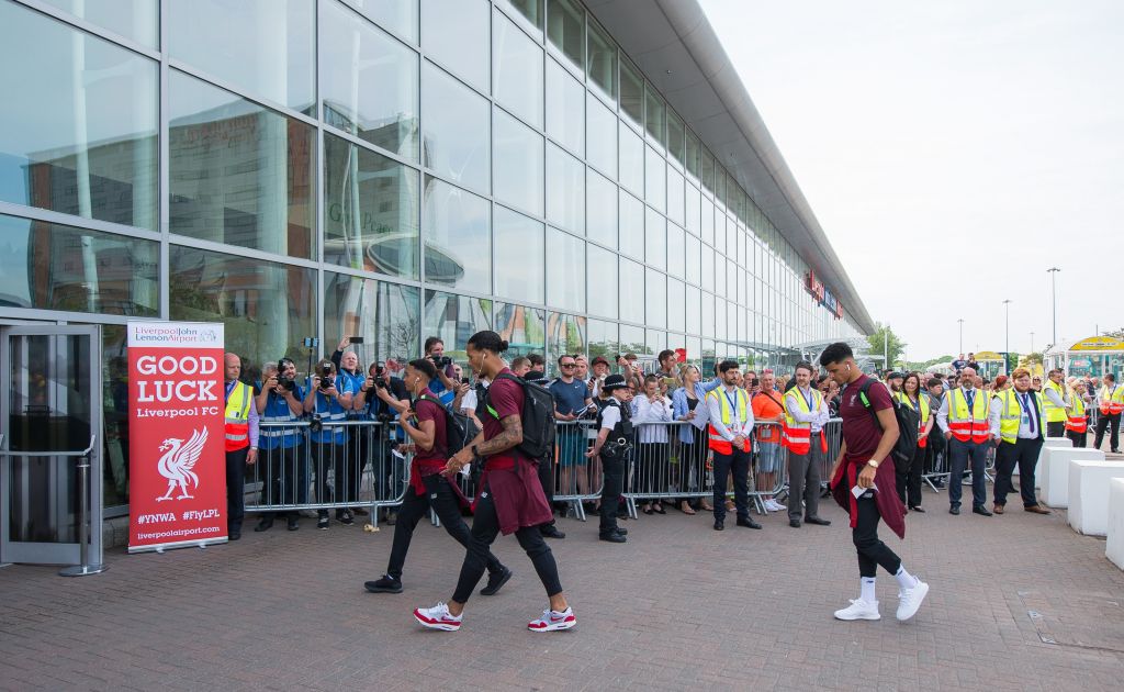 Ευχές και χειροκροτήματα πριν την πτήση της Λίβερπουλ για το Κίεβο (Εικόνες)