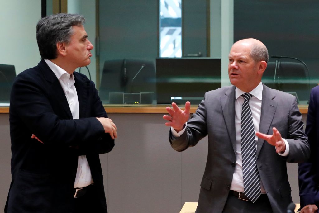 Σε δίλημμα ο γερμανός ΥΠΟΙΚ για το ελληνικό χρέος