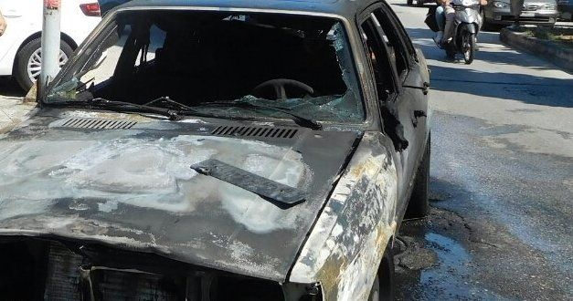 Εκαψαν οχήματα-πειστήρια εγκλήματος έξω από Τμήμα