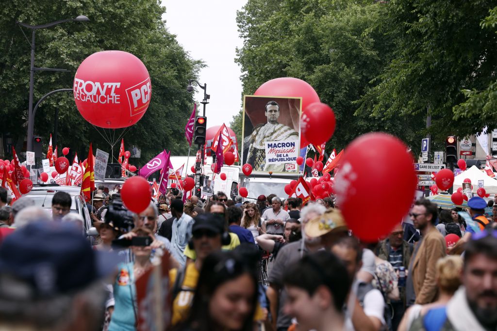 «Λαοθάλασσες» στους δρόμους της Γαλλίας κατά του Μακρόν