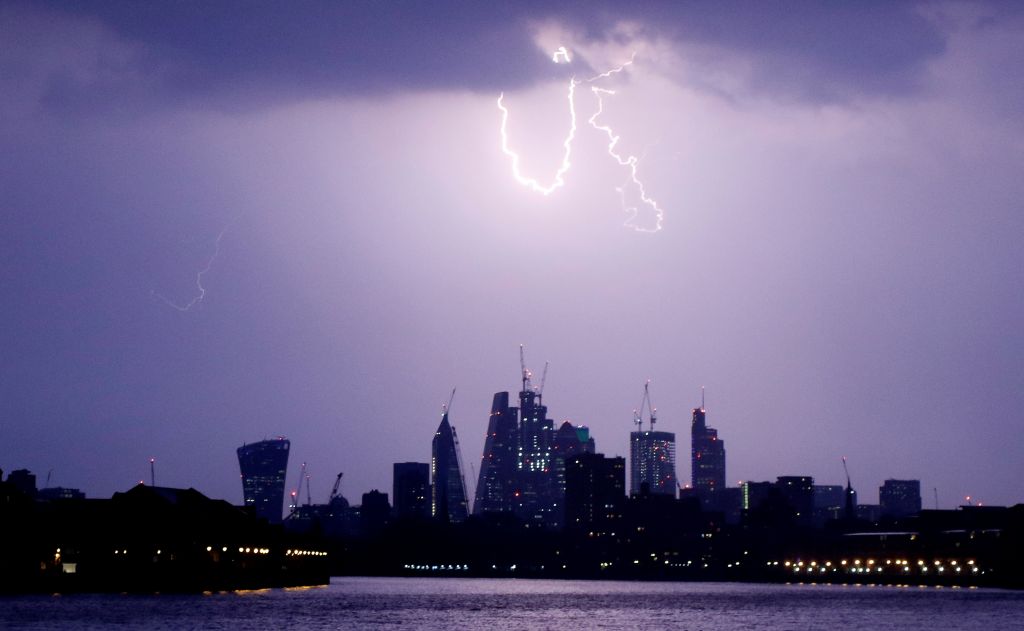 «Ηλεκτροπληξία» στο Λονδίνο από 64.000 κεραυνούς