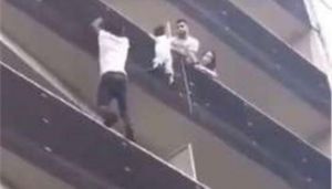 Δεκτός από τον Μακρόν ο «ήρωας» παράτυπος μετανάστης