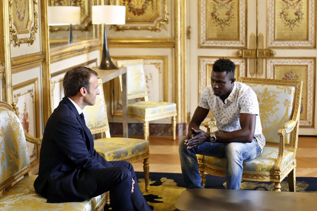 Μακρόν: Yπηκοότητα και πρόσληψη στην Πυροσβεστική για τον ήρωα μετανάστη