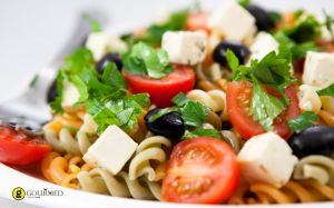 Σαλάτα ζυμαρικών με λιαστή ντομάτα και βασιλικό