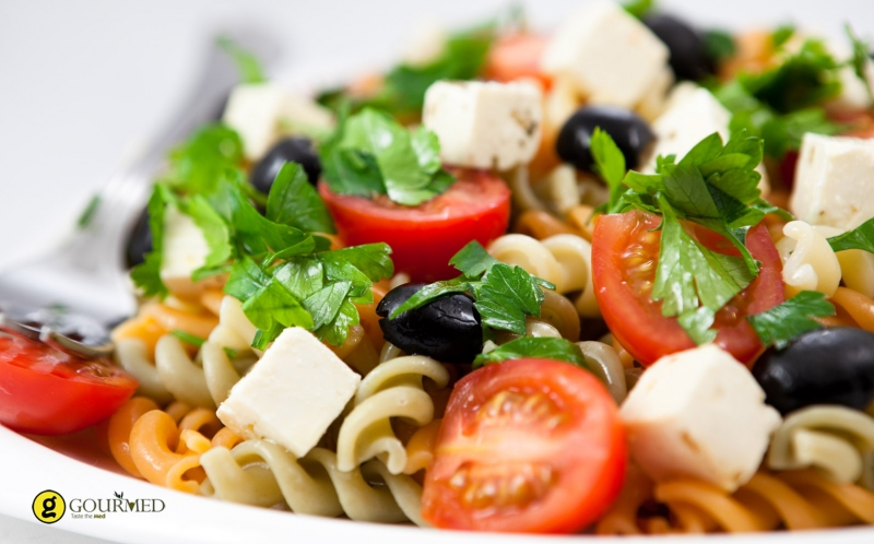 Σαλάτα ζυμαρικών με λιαστή ντομάτα και βασιλικό