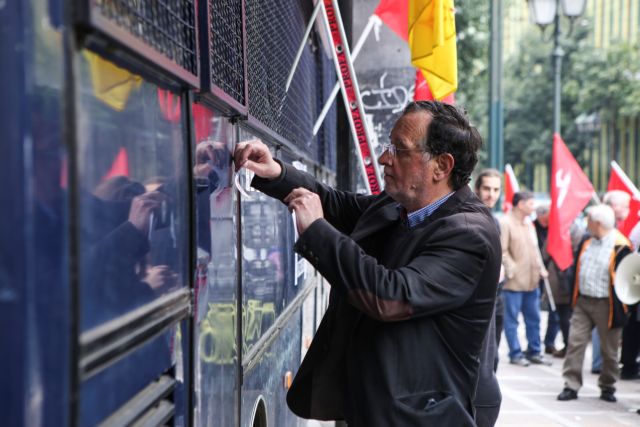 Τα «αμαρτωλά» αυτοκόλλητα Λαφαζάνη