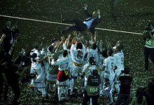 Ο Ζιντάν στο «κλαμπ των τριών», πλάι στον Πέισλι και τον Αντσελότι