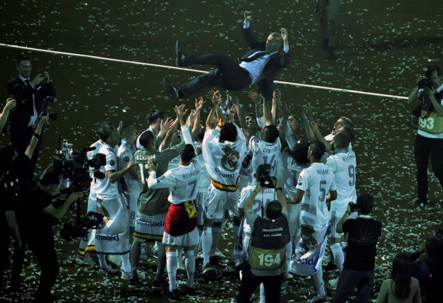 Ο Ζιντάν στο «κλαμπ των τριών», πλάι στον Πέισλι και τον Αντσελότι