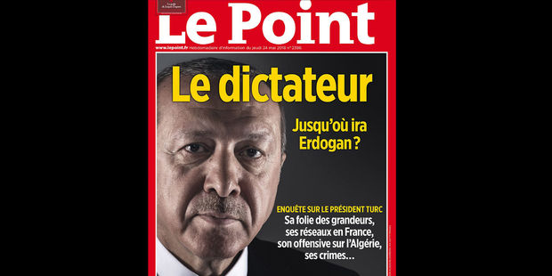 Οργή στη Γαλλία: Τούρκοι κατεβάζουν αφίσες με τον «δικτάτορα Ερντογάν»