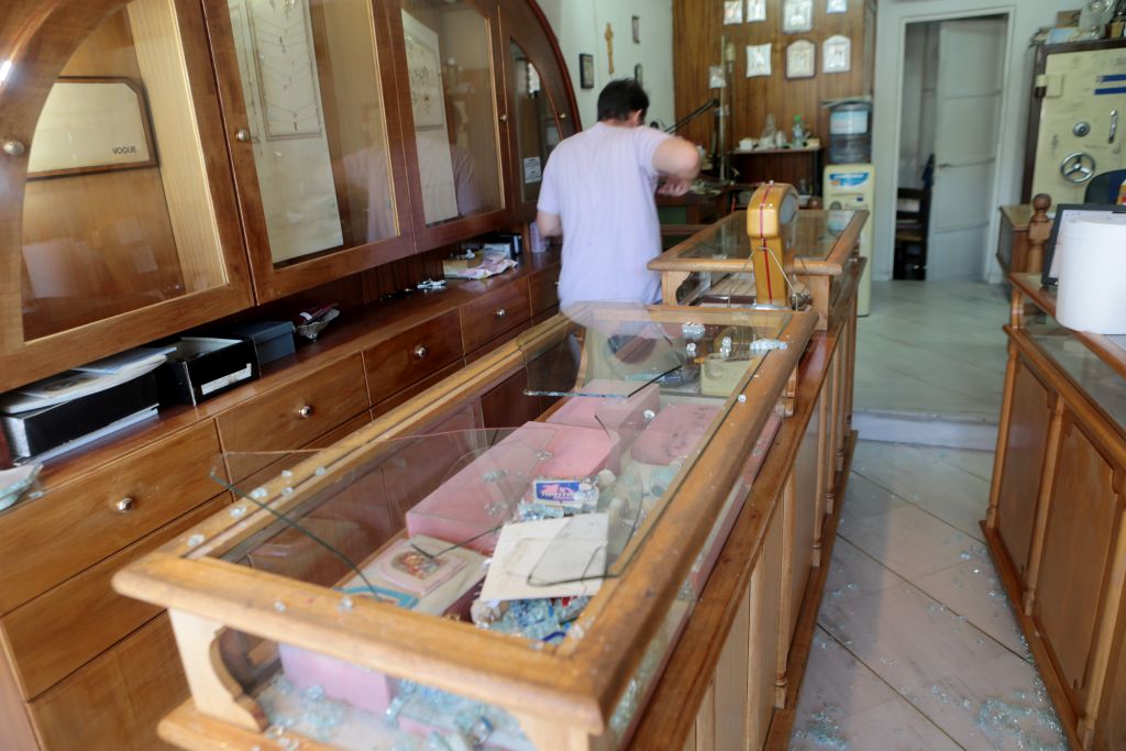 Κινηματογραφική ληστεία σε κοσμηματοπωλείο στα Νέα Λιόσια