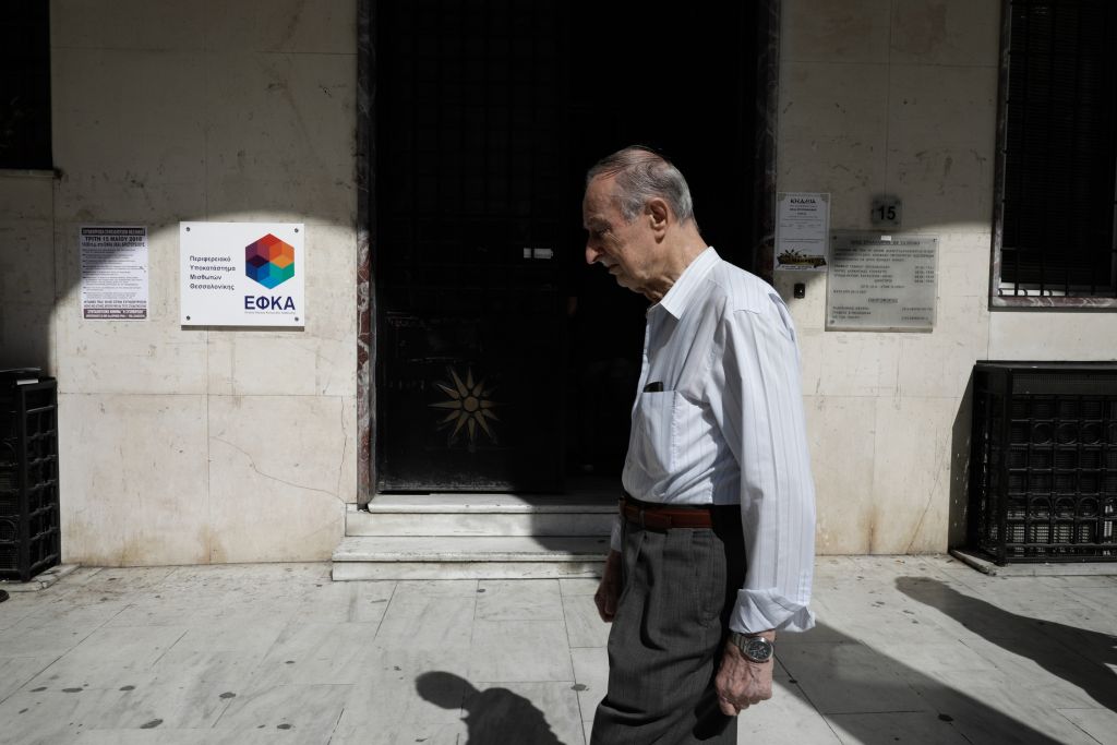 Συντάξεις: Περικοπές ακόμη και πάνω από 400 ευρώ το μήνα (παραδείγματα)