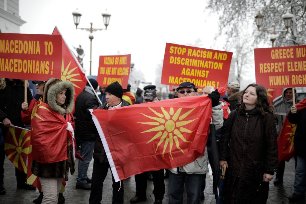 «Εμφύλιος» στα Σκόπια για το όνομα – Στον αέρα η κατ’ αρχήν συμφωνία