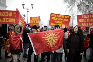 «Εμφύλιος» στα Σκόπια για το όνομα – Στον αέρα η κατ’ αρχήν συμφωνία