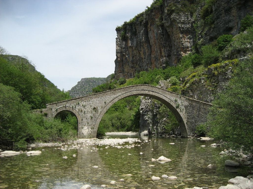 Κατέστρεψαν ιστορικό γεφύρι στο Ζαγόρι  για να βρουν χρυσό