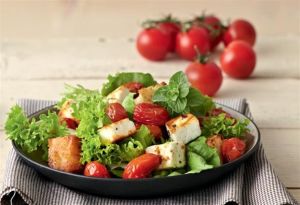 Σαλάτα μαρούλι με κοτόπουλο, ντοματίνια, πράσινο μήλο και καρύδια