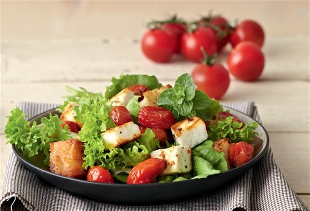 Σαλάτα μαρούλι με κοτόπουλο, ντοματίνια, πράσινο μήλο και καρύδια