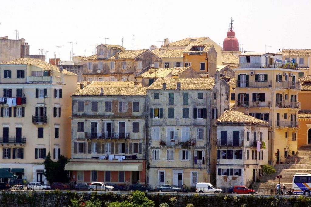 Τα σκουπίδια «πνίγουν» την Κέρκυρα