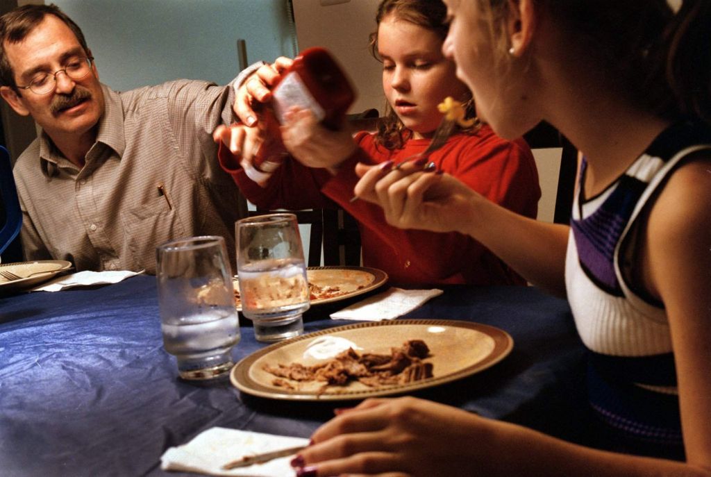 Τέσσερις μύθοι γύρω από το φαγητό των παιδιών