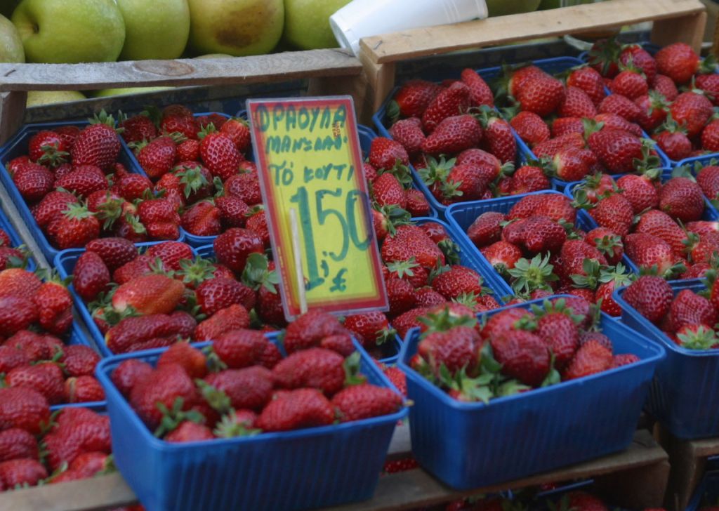 Δέσμευση 1,5 τόνου φράουλας σε επιχείρηση του Πειραιά