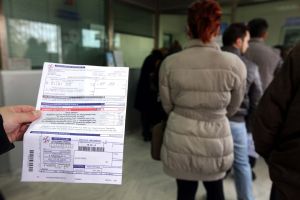 ΔΕΗ: Ετσι θα πάρετε την έκπτωση 15% στο ρεύμα – Βολές κατά των ΕΛΤΑ