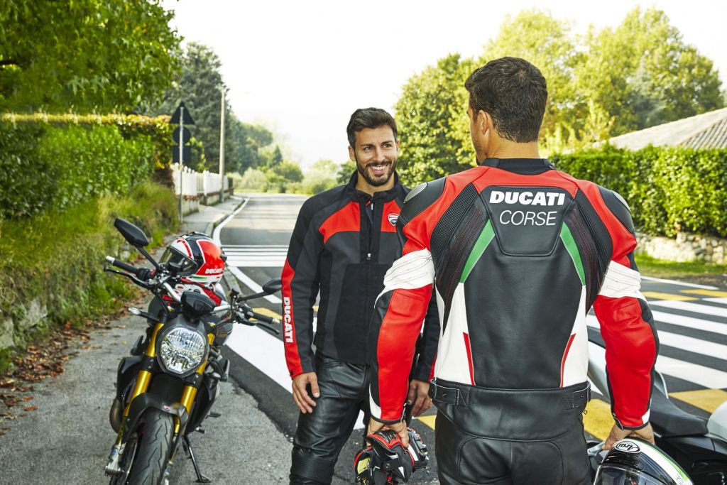 Bazaar της Ducati σε apparel αναβάτη και αξεσουάρ