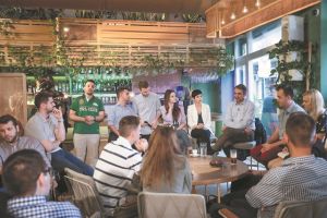 Επιχείρηση γοητείας με «σπίτια και δουλειές» για τους νέους