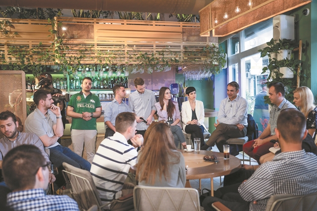 Επιχείρηση γοητείας με «σπίτια και δουλειές» για τους νέους