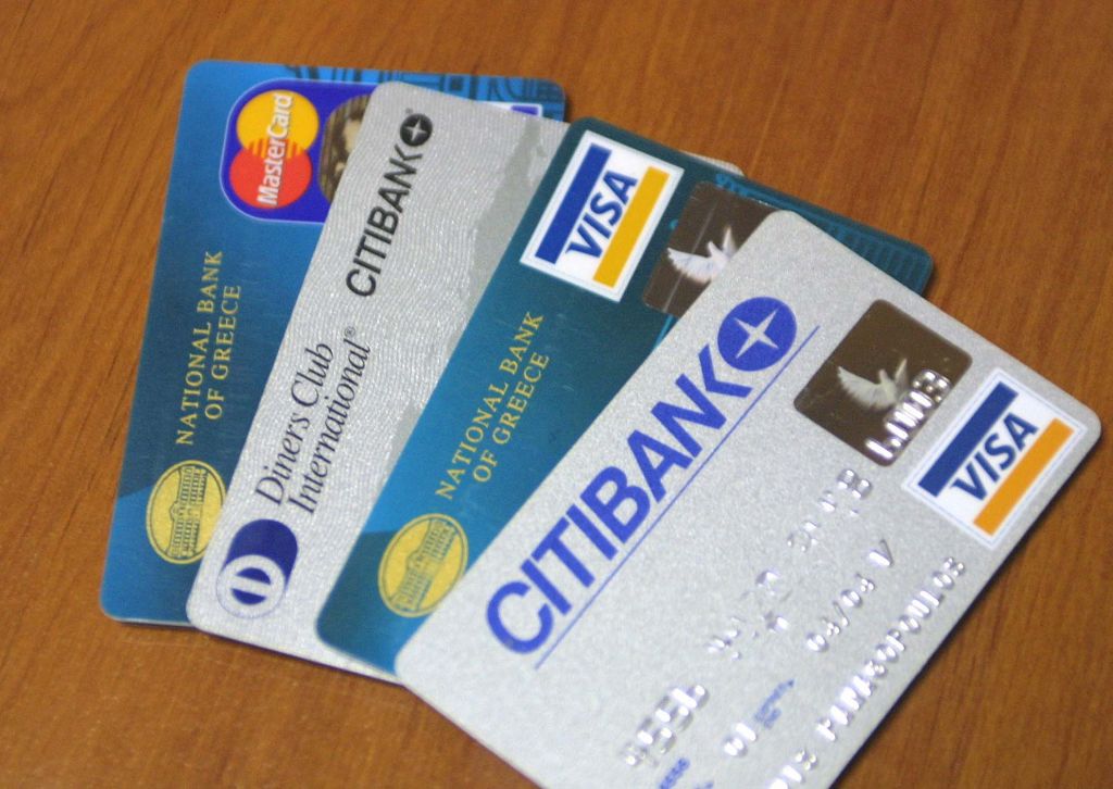 Οι Ελληνες διαθέτουν 16,3 εκατ. κάρτες και πληρώνουν ηλεκτρονικά