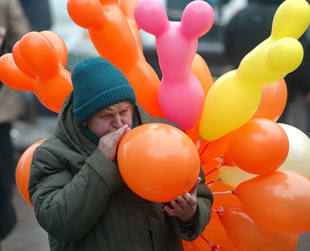 Τρεις συλλήψεις για πώληση μπαλονιών με «αέριο γέλιου»