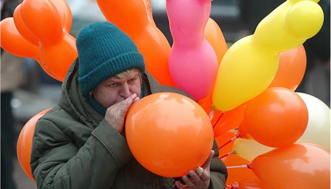 Τρεις συλλήψεις για πώληση μπαλονιών με «αέριο γέλιου»