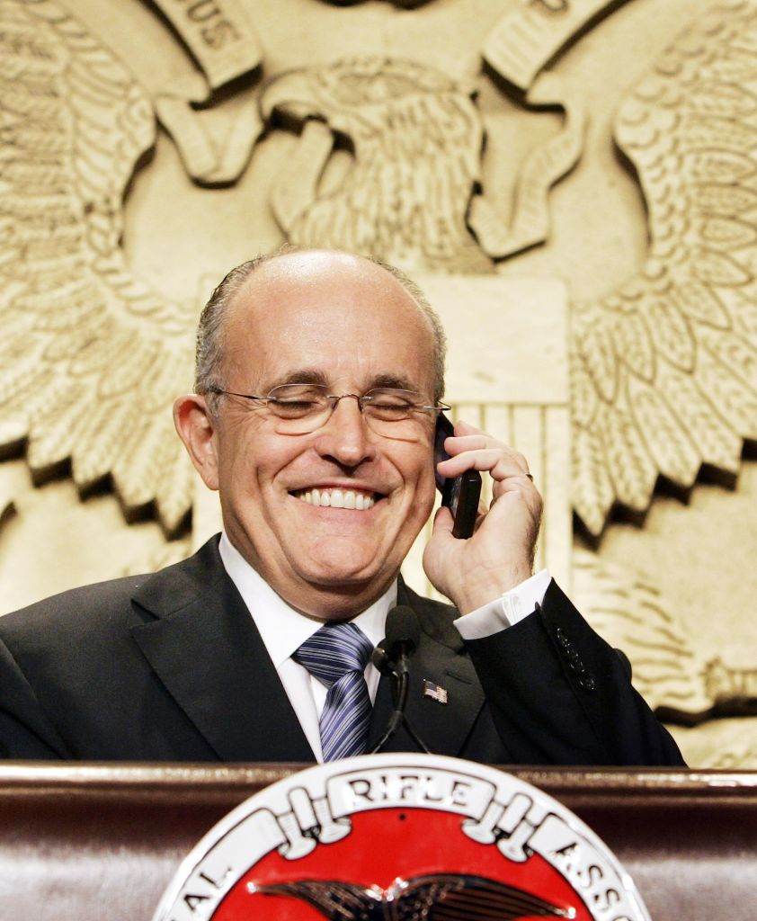 Τζουλιάνι: Στα… τέσσερα εκλιπαρούσε ο Κιμ για τη σύνοδο κορυφής