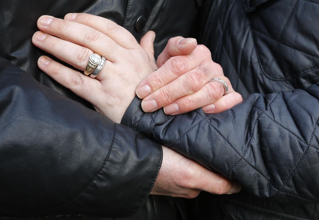 Ο όρος «σύζυγος» περιλαμβάνει και τους συζύγους ίδιου φύλου