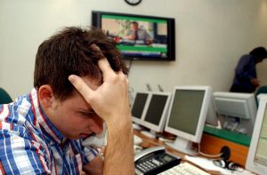 «Πνίγονται» στους φόρους οι Ελληνες – Δουλεύουν 198 ημέρες για να πληρώσουν εφορία
