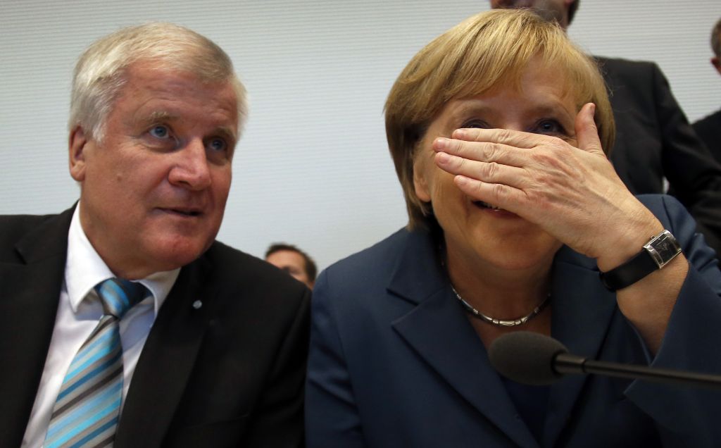 Διαψεύδει τα σενάρια διάσπασης του συνασπισμού με τη Μέρκελ το CSU