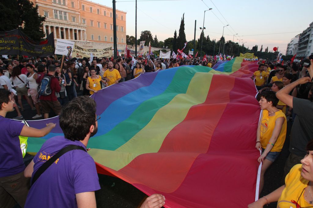 Η Βουλή φωταγωγείται στα χρώματα του Athens Pride