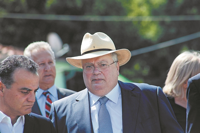 Τυλιγμένοι σε εννέα κόλλες χαρτί