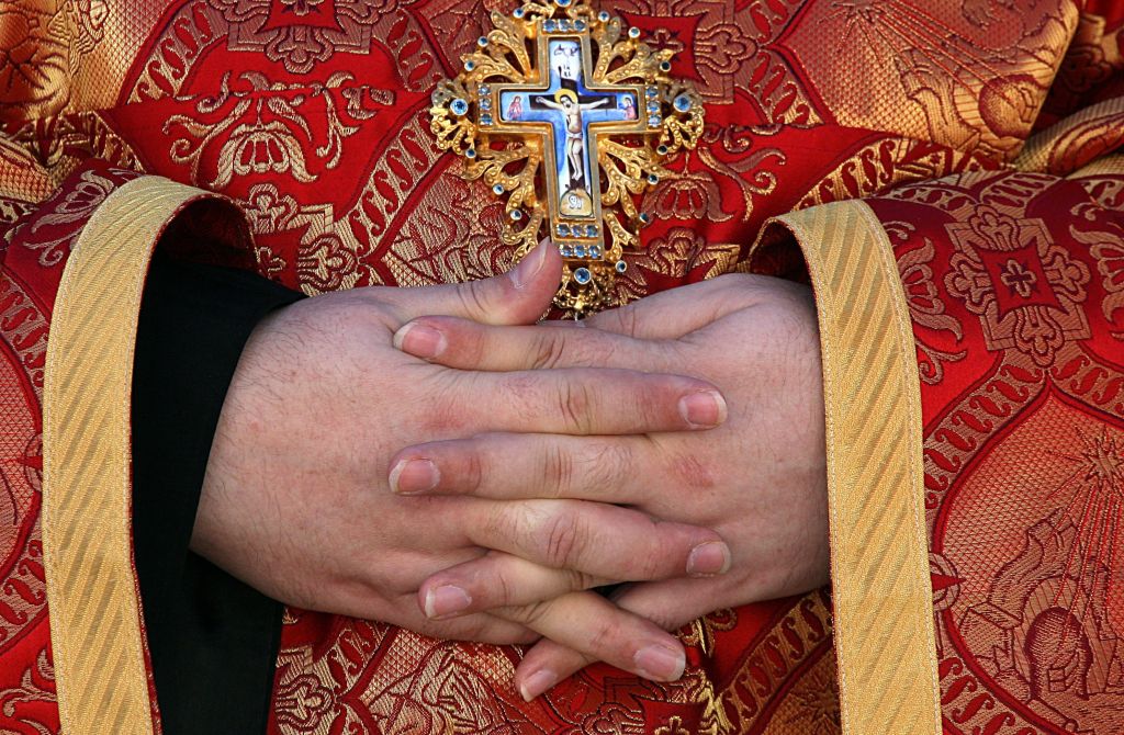 Συνελήφθη ιερέας που έκρυβε κοκαΐνη στο ράσο του